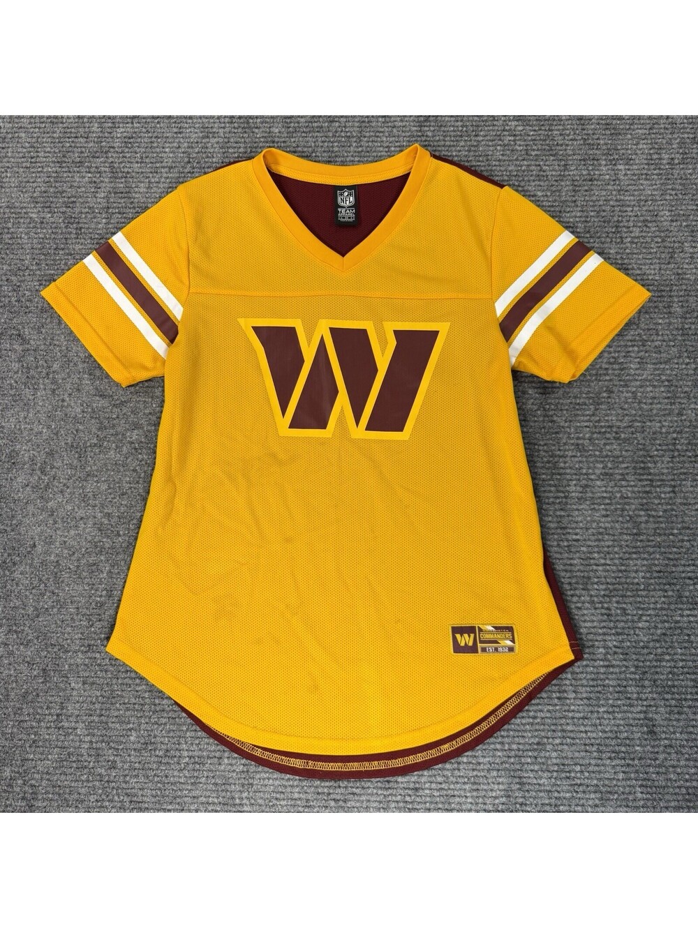 🔥 Washington Commanders Womens M Shirt NFL Team Apparel Gold Burgundy V-neck